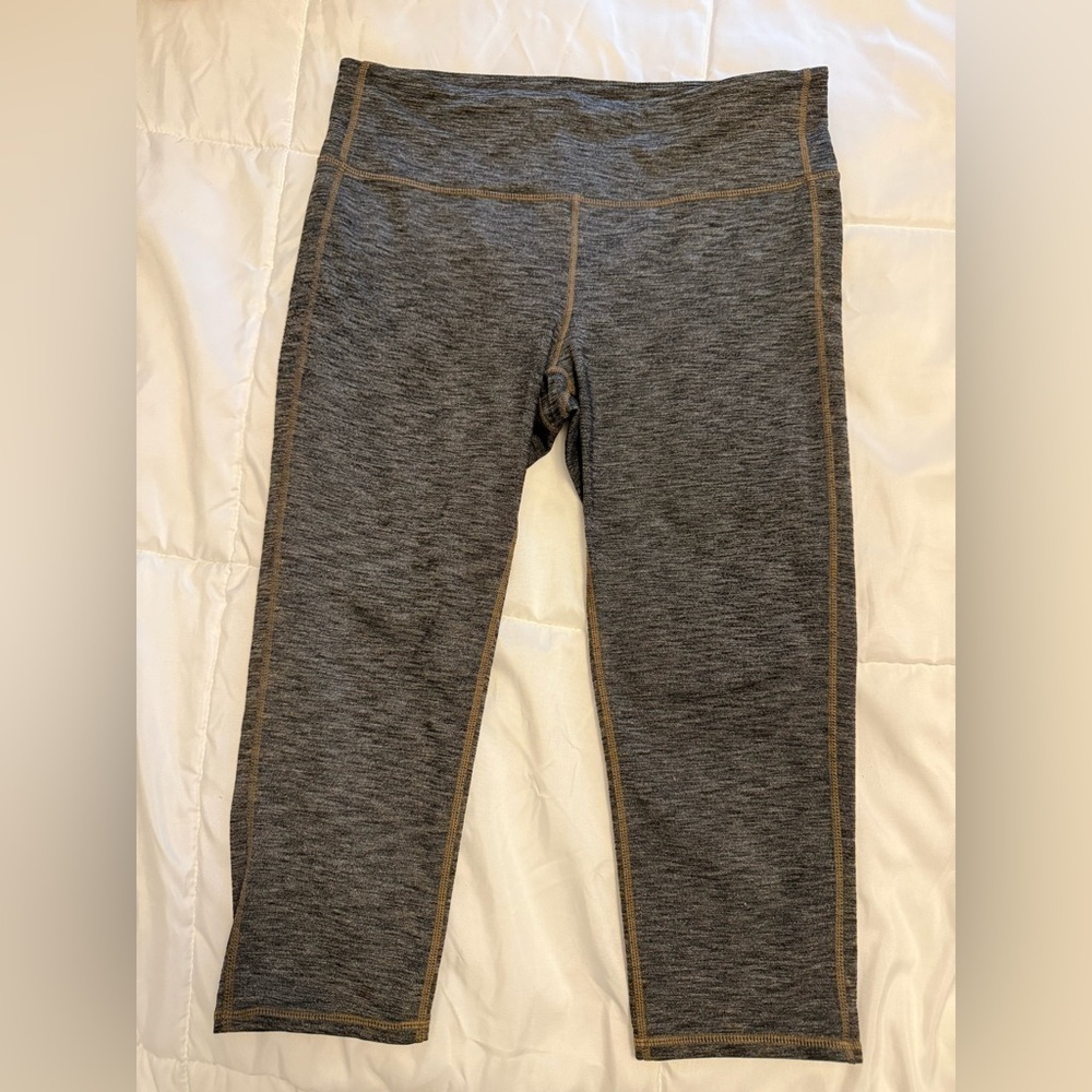 Athleta women’s Crop Heathered Gray Activewear Leggings Size Large